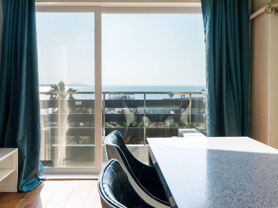 Deluxe Room | Living area | Flat-screen TV