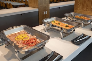 Petit déjeuner buffet servi tous les jours en supplément