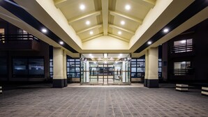 A spacious lobby with a high ceiling, large windows, and a central entrance with glass doors. - Jeju Tovice Condo Ocean (Jeju City)