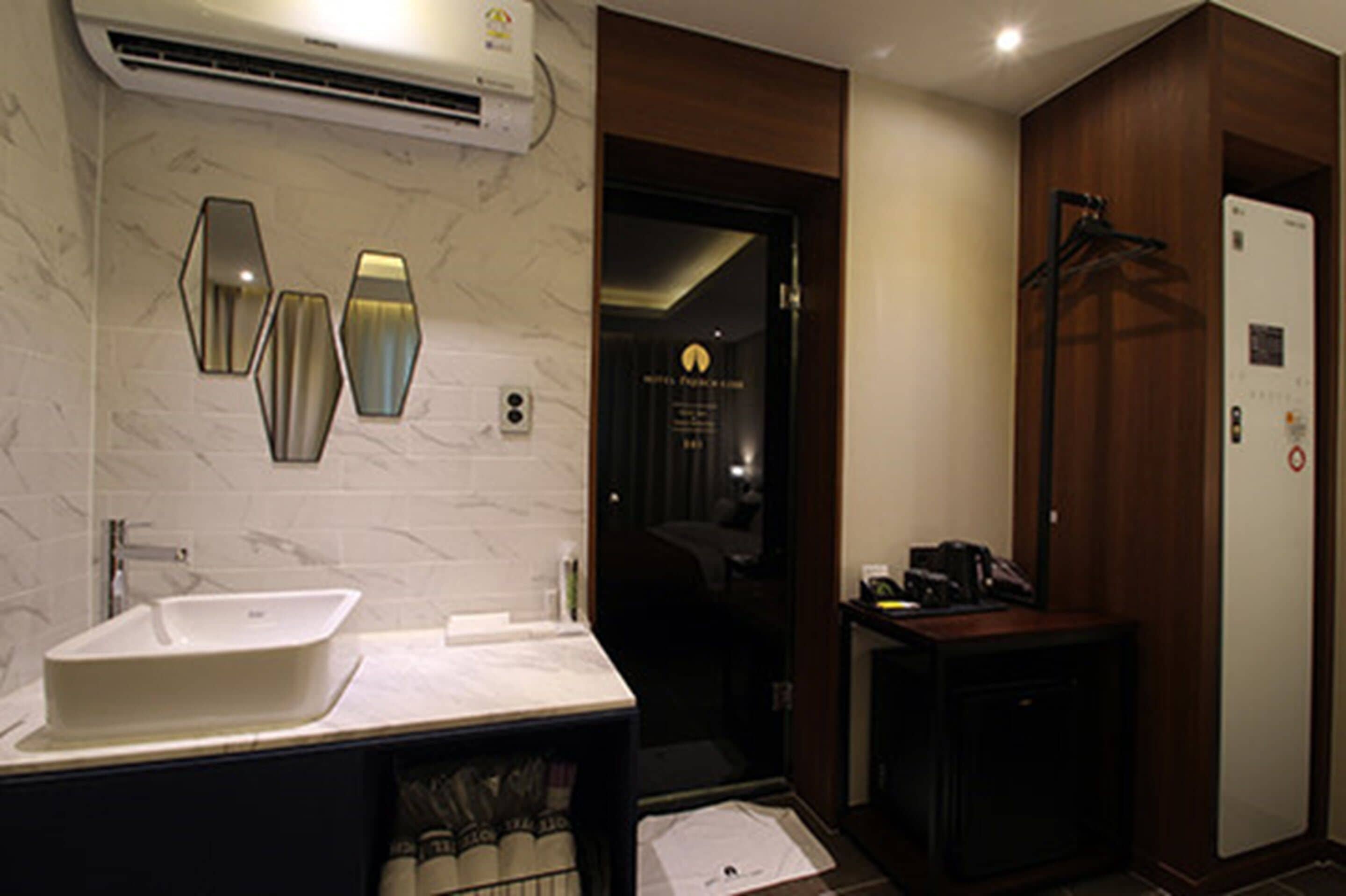 suite | bathroom sink