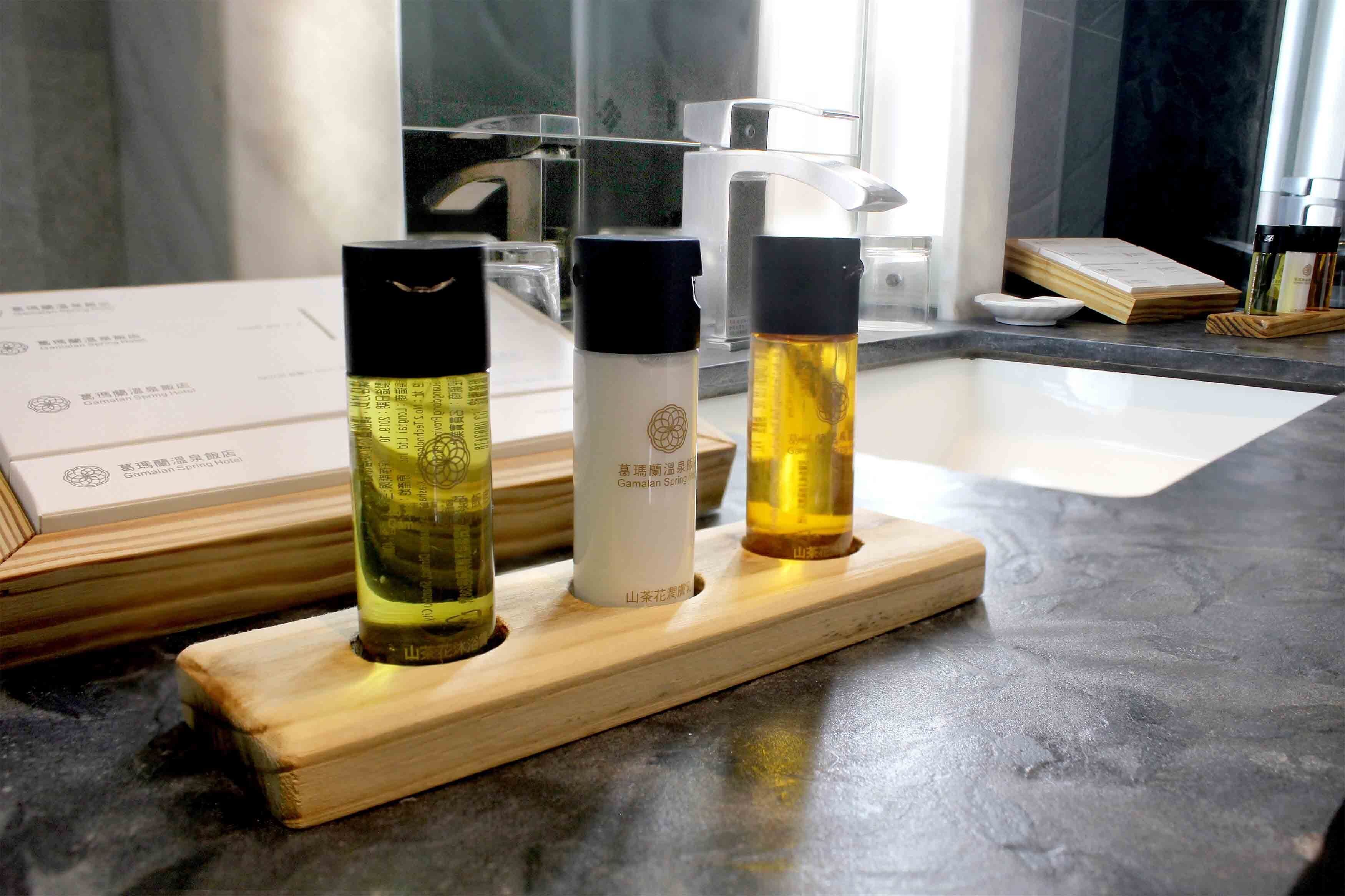 separate bathtub and shower, spring water bathtub, rainfall showerhead