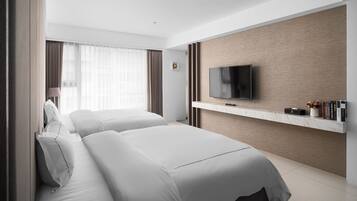 Habitación clásica con 2 camas individuales | Escritorio, espacio para trabajar con laptop y cortinas blackout