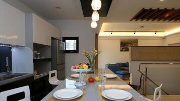 大型冰箱、爐台、鍋具/餐盤/廚房用品、清潔用品