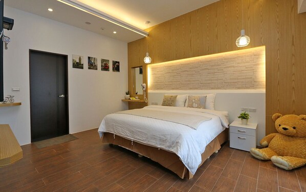Minibar, desk, blackout drapes, soundproofing - Qing Xin Ju Homestay (Luodong)