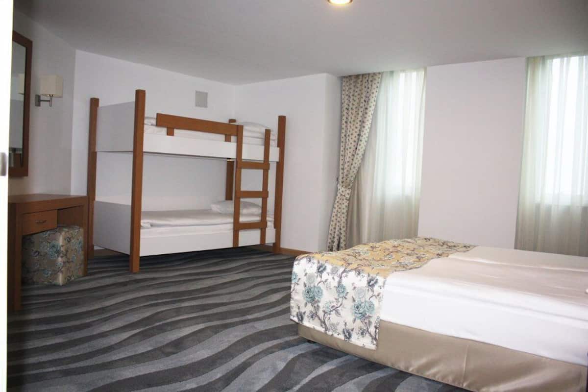 Colchones con pillow-top, minibar, escritorio y cortinas blackout