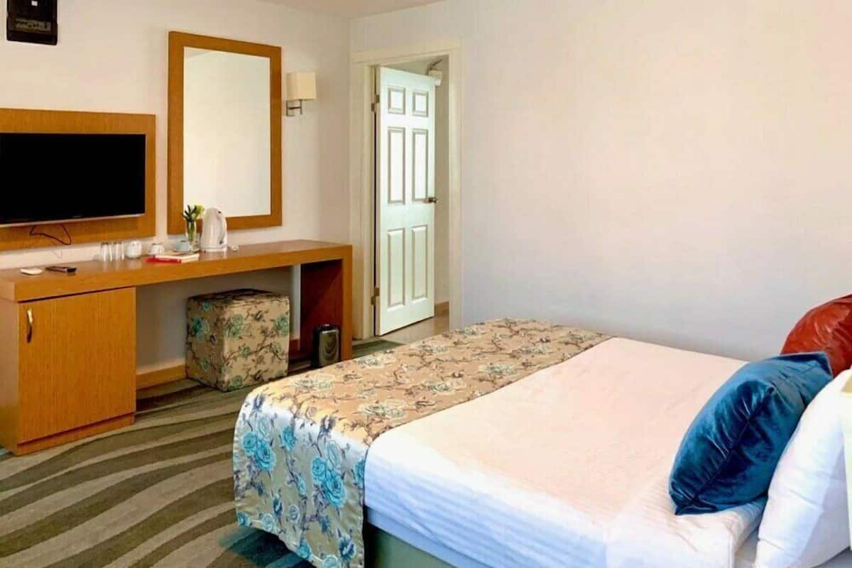 Colchones con pillow-top, minibar, escritorio y cortinas blackout
