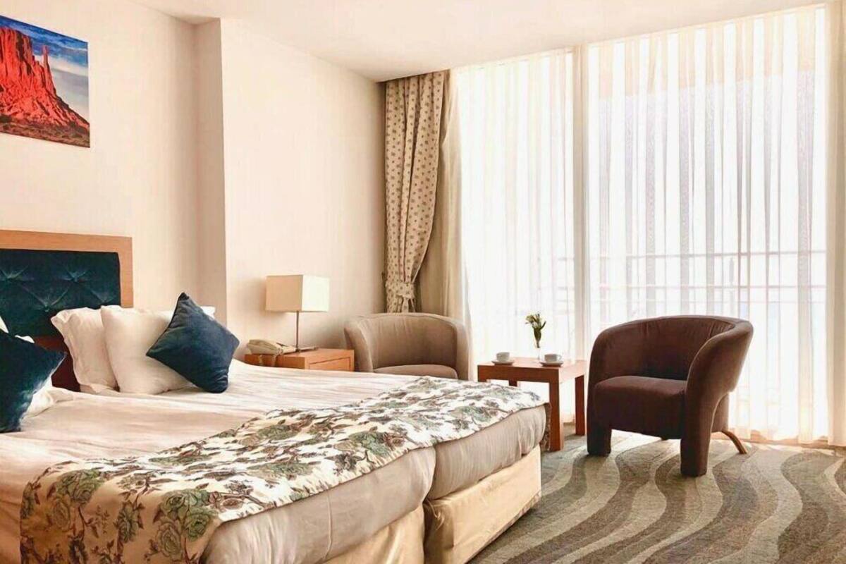 Colchones con pillow-top, minibar, escritorio y cortinas blackout