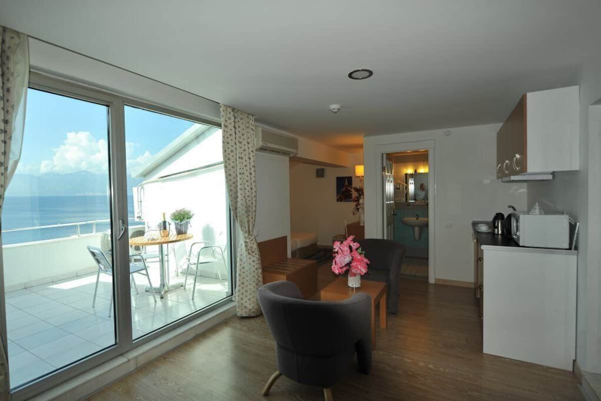 1 bedroom, pillow-top beds, minibar, desk
