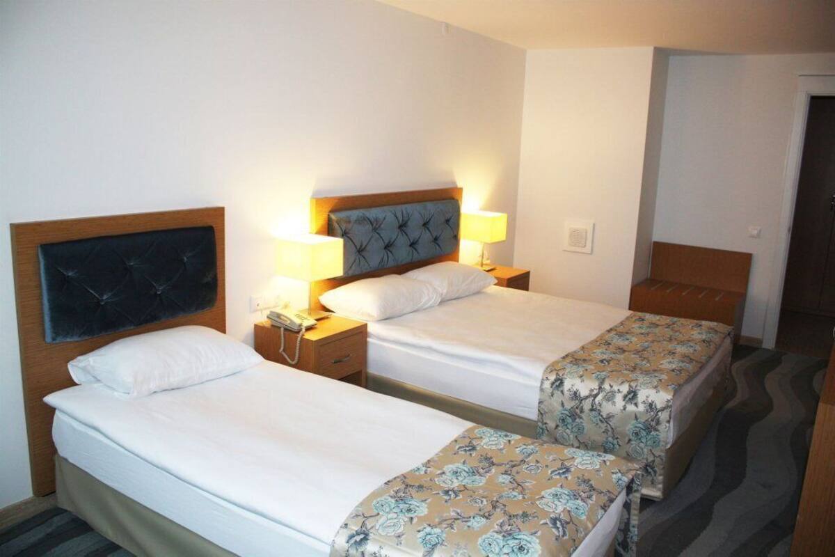 1 bedroom, pillow-top beds, minibar, desk