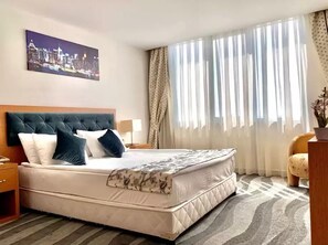 Apartemen Basic | Bantalan ekstra lembut, minibar, meja kerja, dan tirai kedap cahaya