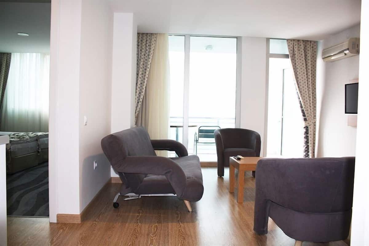 Colchones con pillow-top, minibar, escritorio y cortinas blackout