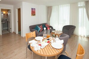 32-inch LCD TV with satellite channels, TV - Regna Hotel (Antalya)