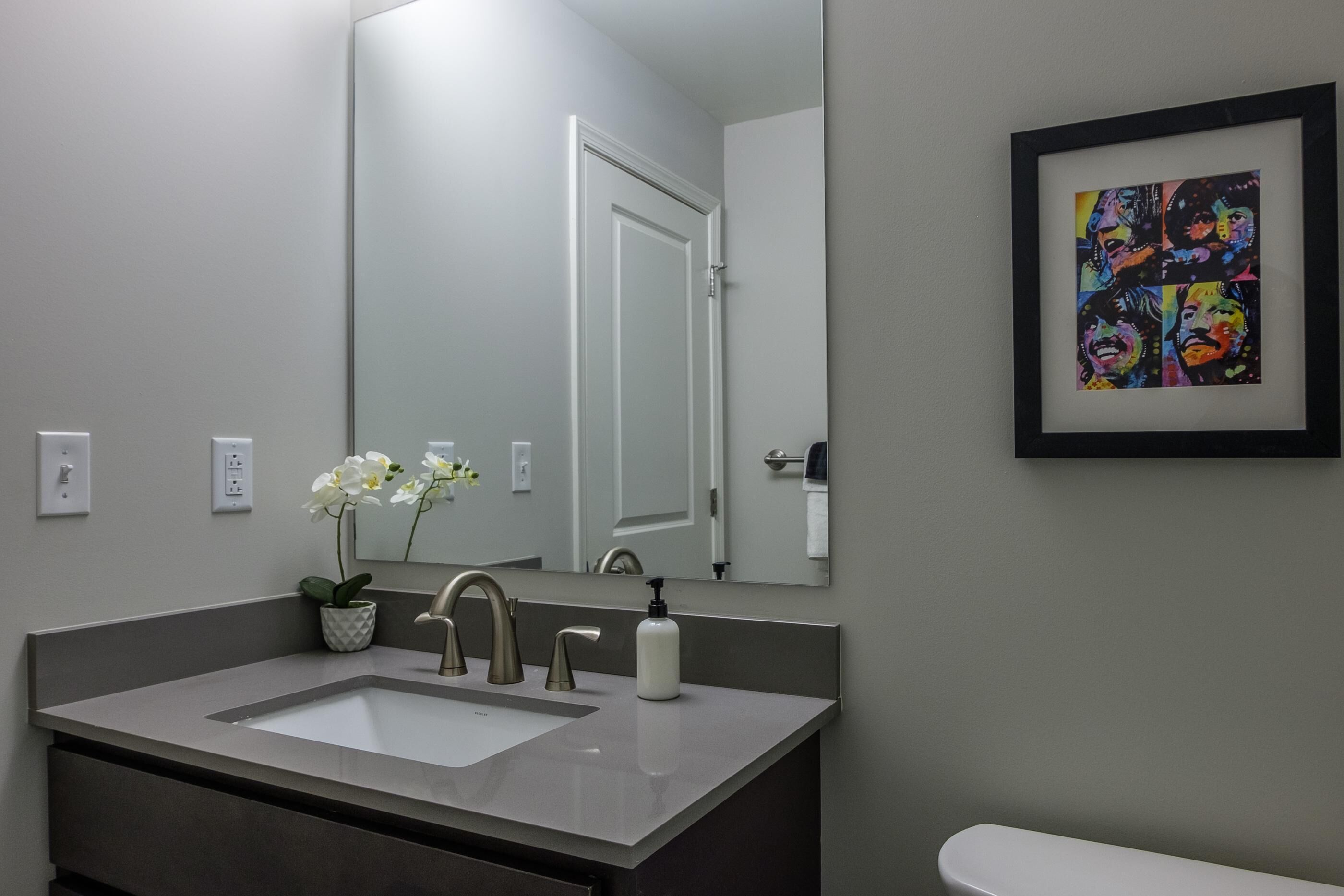 Frontdesk | Homey 1BR Apt Near the Stadium