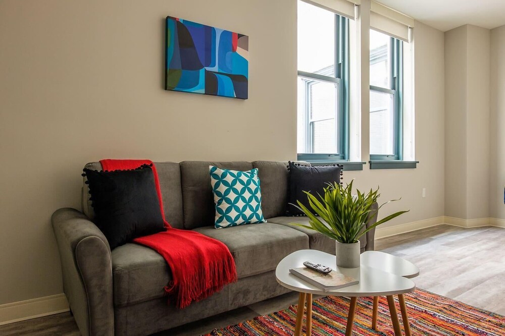 Frontdesk | Homey 1BR Apt Near the Stadium