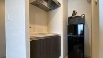 Shin | Private kitchenette | Fridge, microwave, stovetop, electric kettle