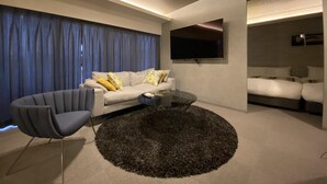 Een moderne woonkamer met een bank, fauteuil en salontafel.