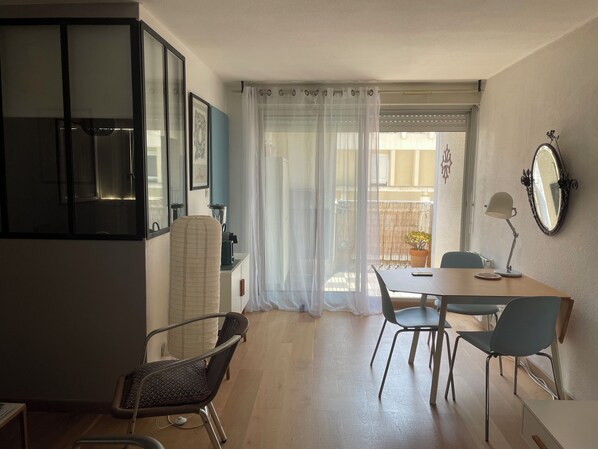 Dining - Charming 2-room apartment, city center, loggia, parking (Sète)