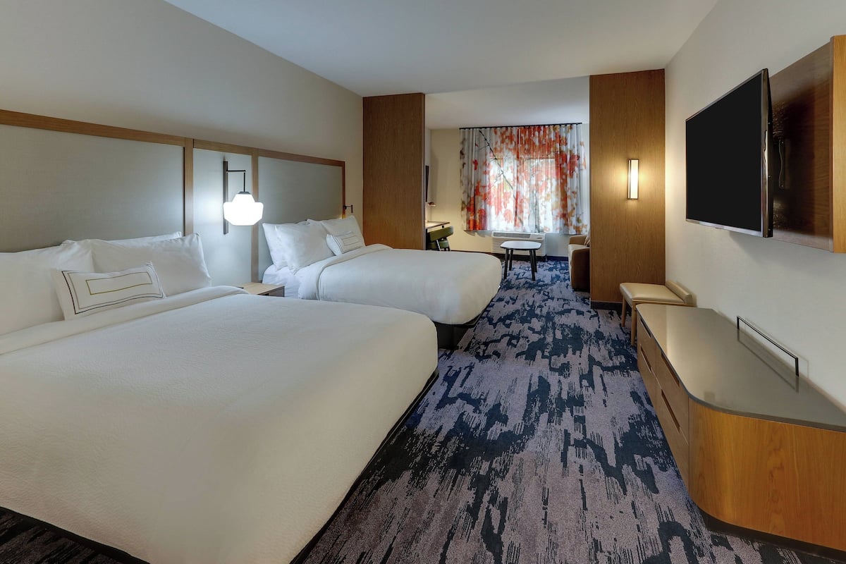 premium bedding, in-room safe, desk, laptop workspace