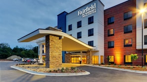 A Fairfield by Marriott hotel with a modern design, featuring a prominent entrance, a covered area, and a brick facade. - Fairfield Inn & Suites by Marriott Asheville Weaverville (Weaverville)