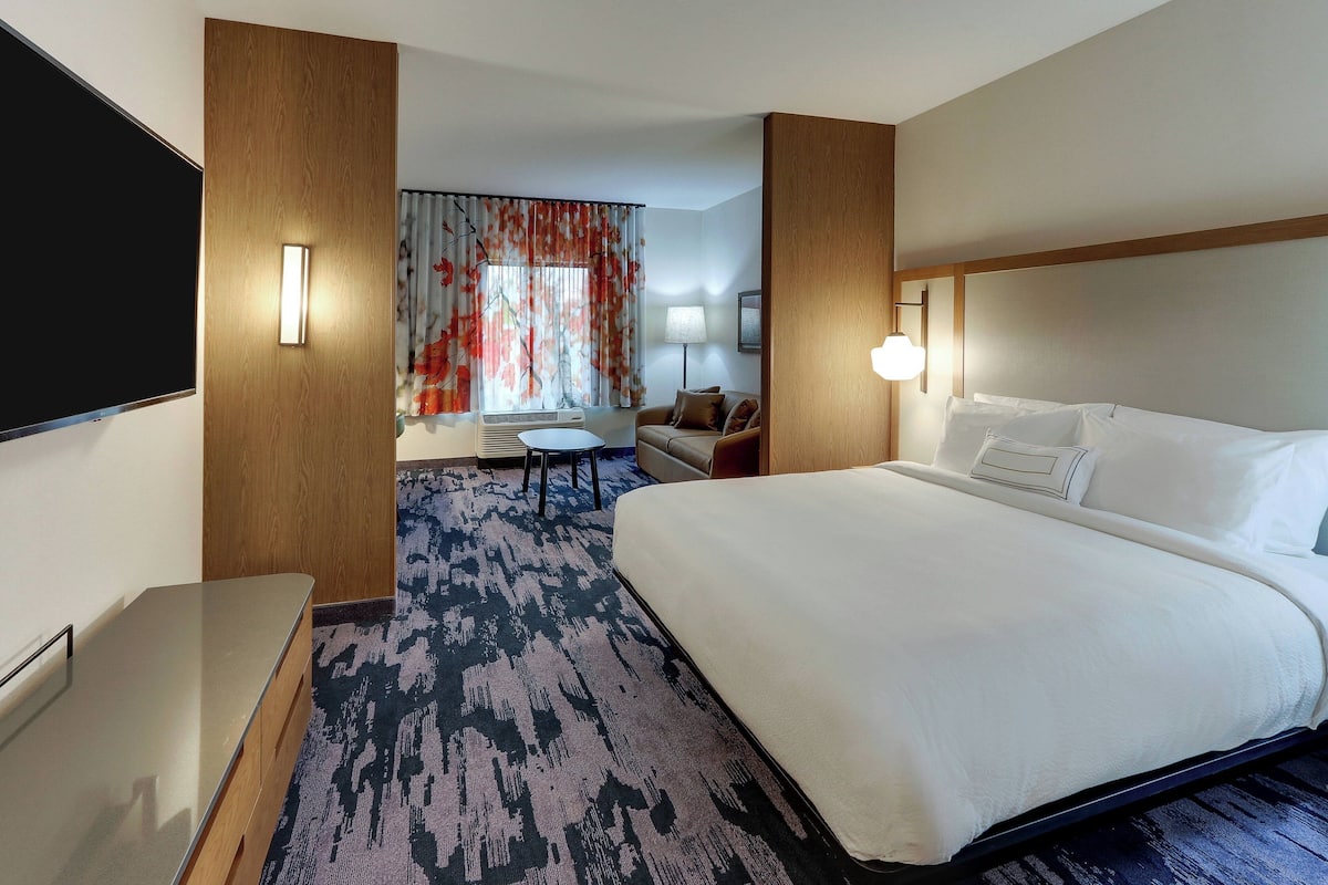 Suite, 1 King Bed with Sofa bed | Premium bedding, in-room safe, desk, laptop workspace