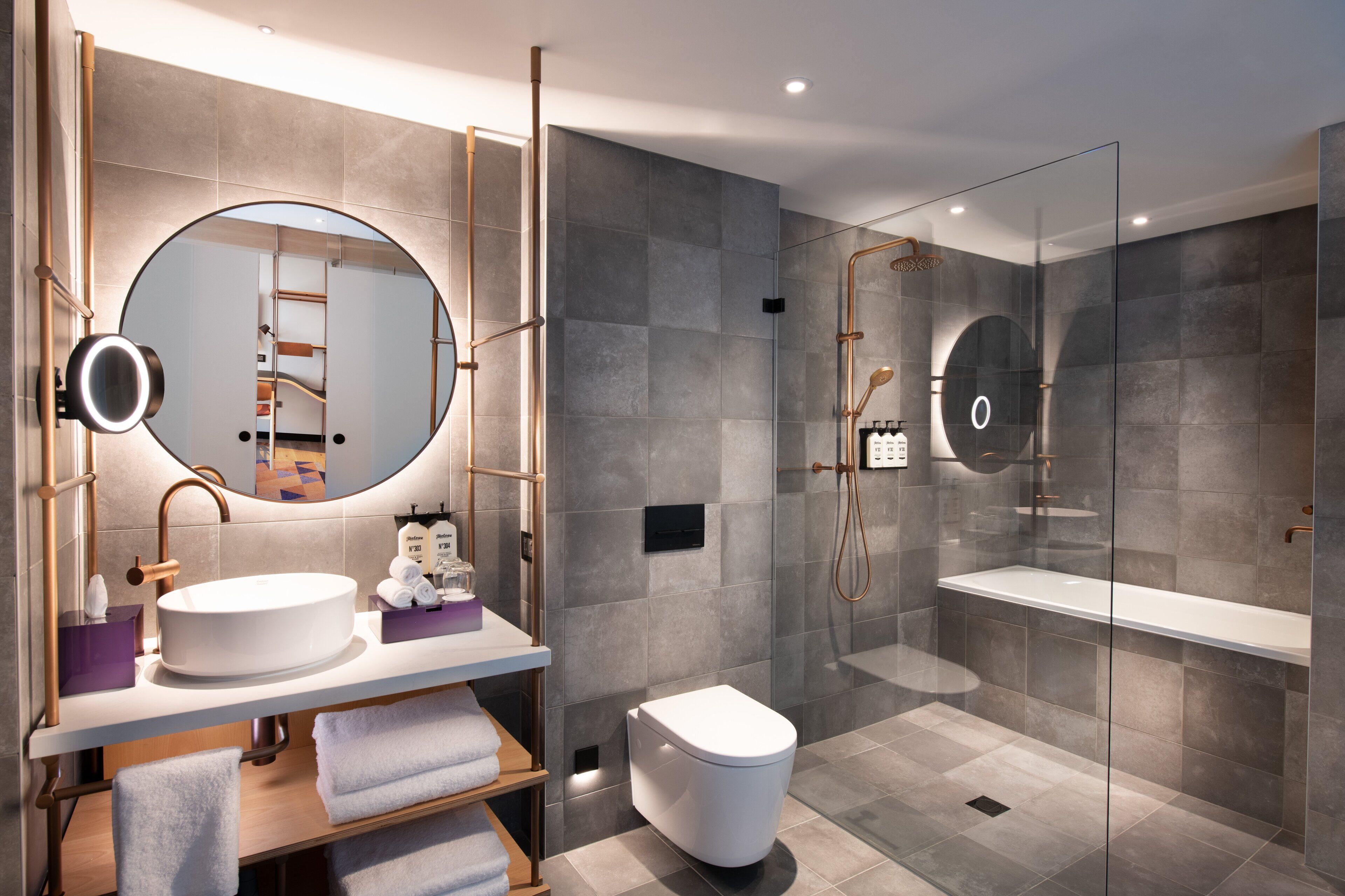 suite, balcony (indigo, with bath) | bathroom | shower, hydromassage showerhead, designer toiletries, hair dryer