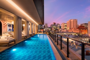 Outdoor pool, sun loungers - Hotel Indigo Adelaide Markets by IHG (Adelaide)