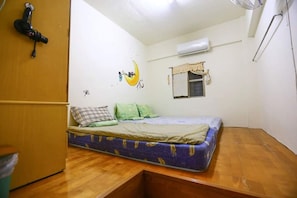 Habitación triple | Cortinas blackout, wifi gratis y ropa de cama