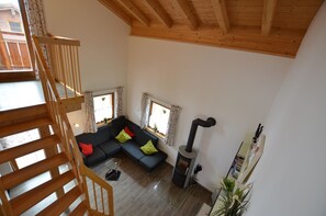 Télévision, cheminée, chaîne hi-fi