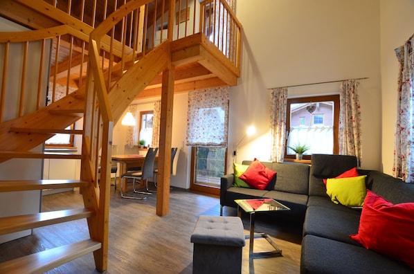 Fernseher, Kamin, Stereoanlage