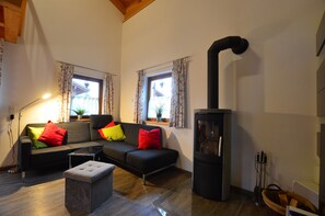 Fernseher, Kamin, Stereoanlage