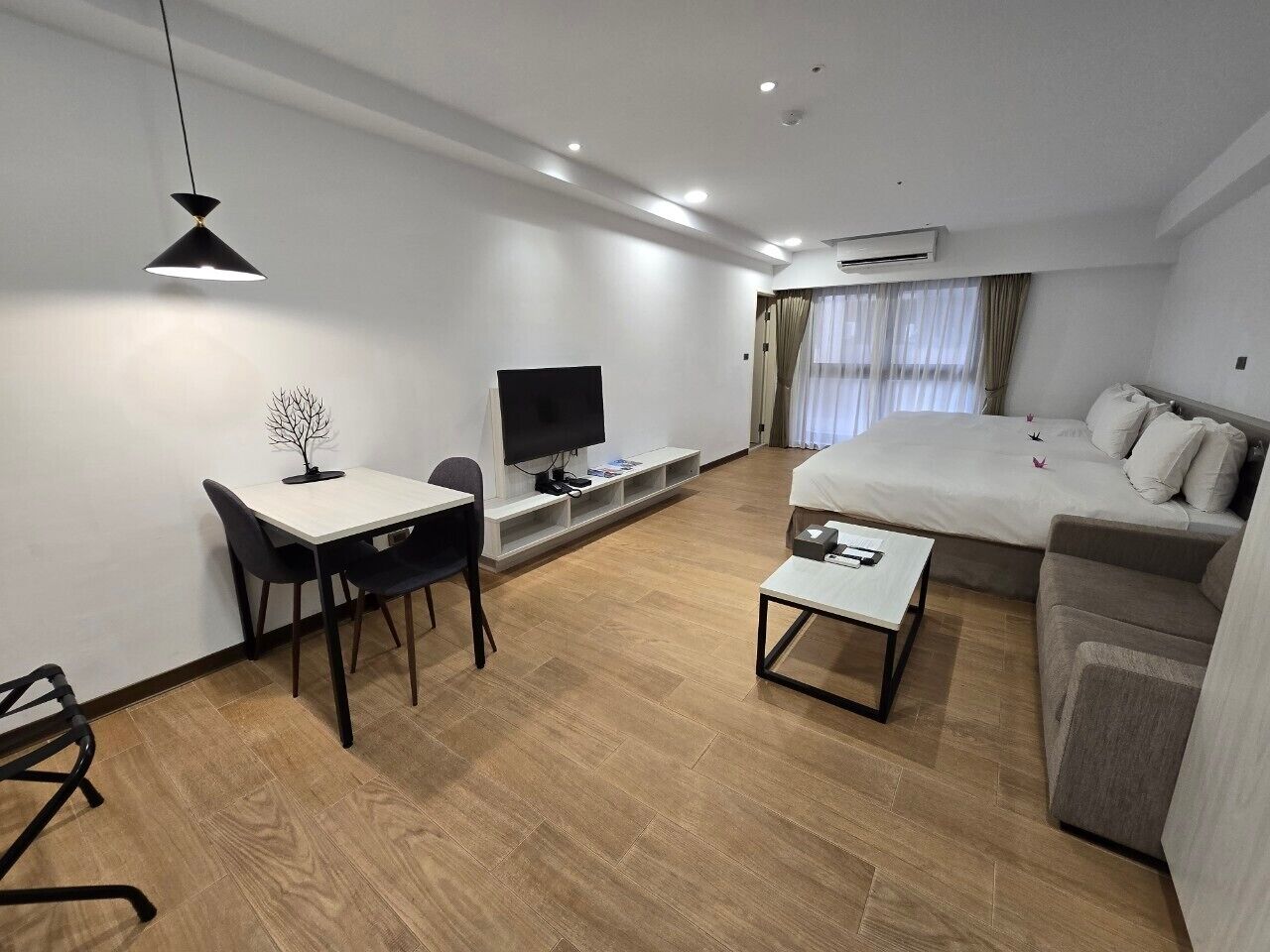 city triple room | 1 bedroom, in-room safe, desk, blackout curtains