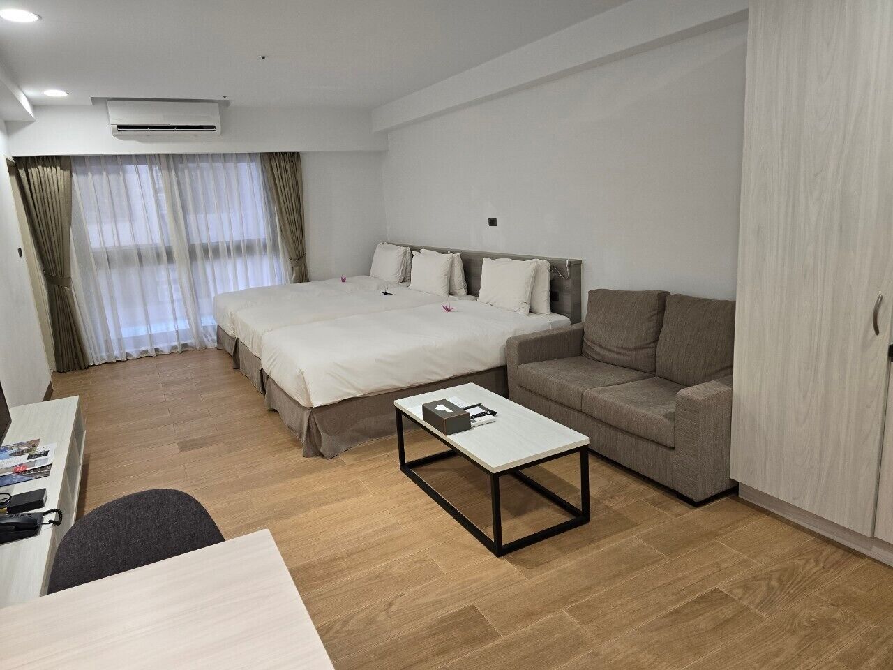 city triple room | 1 bedroom, in-room safe, desk, blackout curtains