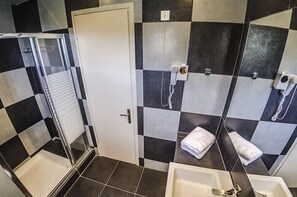 A bathroom with a shower, a toilet, and a sink. - Nereides Hotel Apartments (Alonissos)