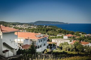 Un pueblo costero con edificios y vista al mar.