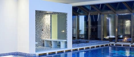 Una piscina cubierta, una piscina al aire libre