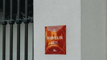 Een bord op een gevel met de tekst 'MICHELIN 2025'.