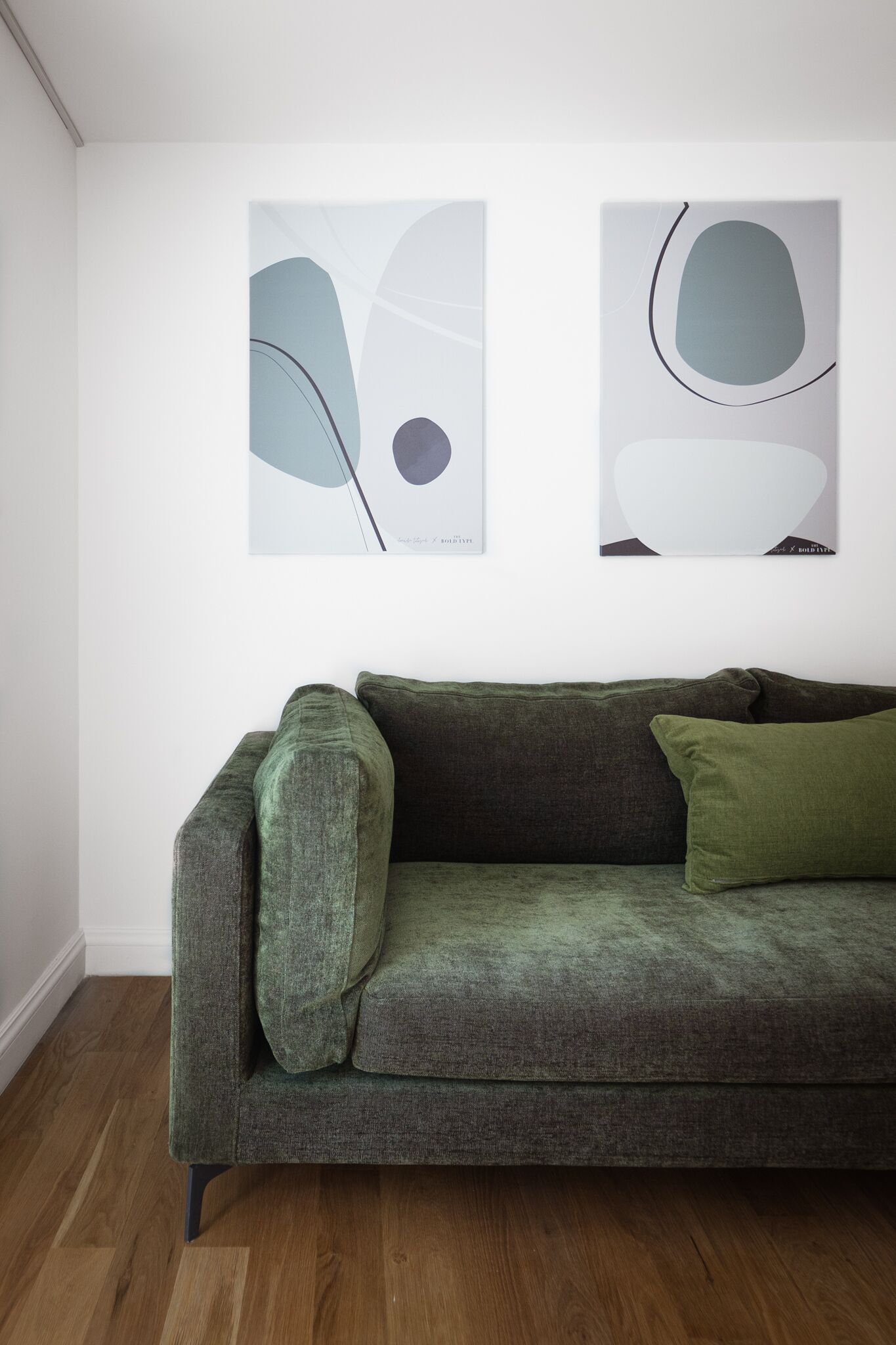 signature suite | living area | 49-inch smart tv with satellite channels, tv