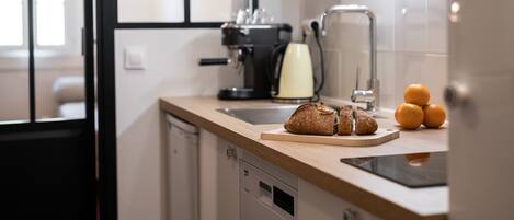 Fridge, microwave, stovetop, dishwasher