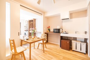 In-room dining - ZAITO Tokyo Asakusa Economy Inn (Tokyo)