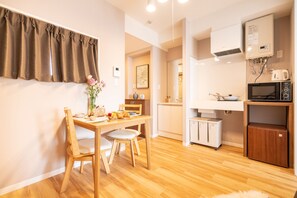 コンフォート アパートメント 1 ベッドルーム (401) | 客室内のダイニングエリア