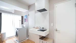 Kamar (5F Studio) | Dapur kecil pribadi | Lemari es kecil, microwave, kompor, dan ketel listrik