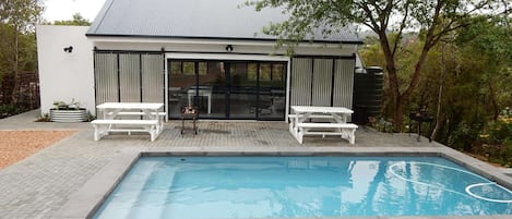 Piscine extérieure, chaises longues