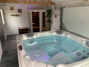 Sauna, hot tub