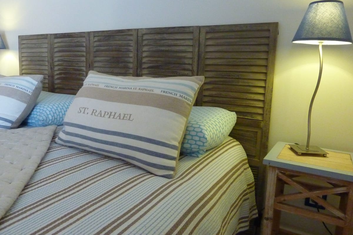 Individually decorated, individually furnished, soundproofing, free WiFi