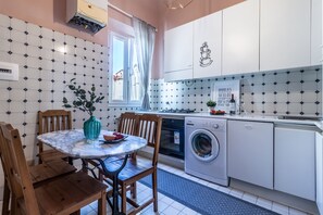 アパートメント 2 ベッドルーム | 専用キッチン | 大型冷蔵庫、電子レンジ、オーブン、コンロ