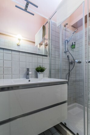 Apartment, 2 Bedrooms | Bathroom | Shower, rainfall showerhead, hair dryer, towels - Wine Apartments Florence Franciacorta (Florence)