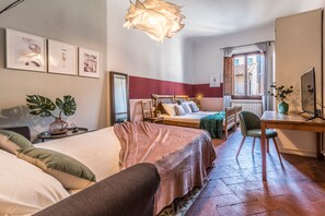 Appartement, 2 slaapkamers | Italiaanse Frette-lakens, luxe beddengoed, donzen dekbedden, een bureau