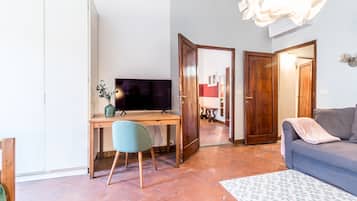 Apartamento, 2 habitaciones | Zona de estar | Televisión de pantalla plana de 80 pulgadas con canales digitales