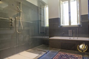 Villa (5 Bedrooms) | Badeværelse | Bruser, hårtørrer, håndklæder