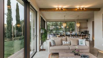 Villa (6 Bedrooms) | Living room | TV, fireplace